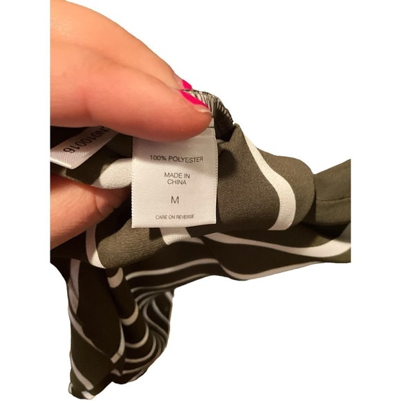 Soho New York and Company Blouse Top Women SZ M Black Striped Long Sleeve V-Neck - Picture 3 of 6